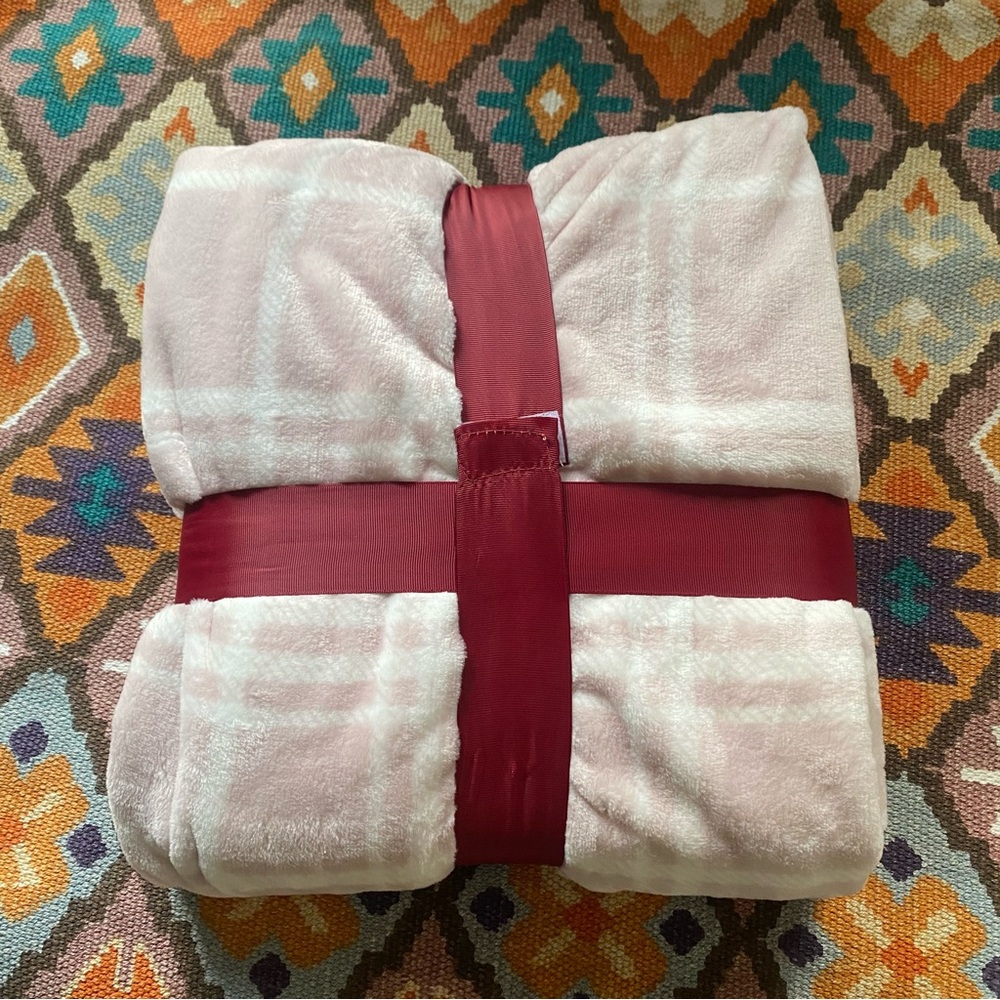 Mint & Mistletoe Comfy 100% Polyester Throw Pink White Blanket Brand New